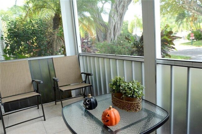 Building Photo - 6499 Bay Club Dr