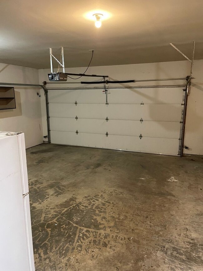 Building Photo - Spacious 3 bedroom 2 bathroom unit in Lake...