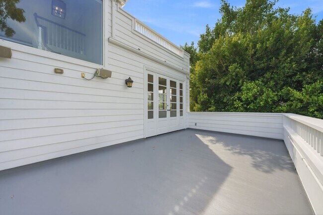 Building Photo - Premier Location in Corona Del Mar for 12-Month Lease