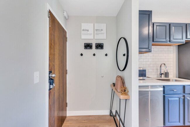 Building Photo - 700 E 200 S