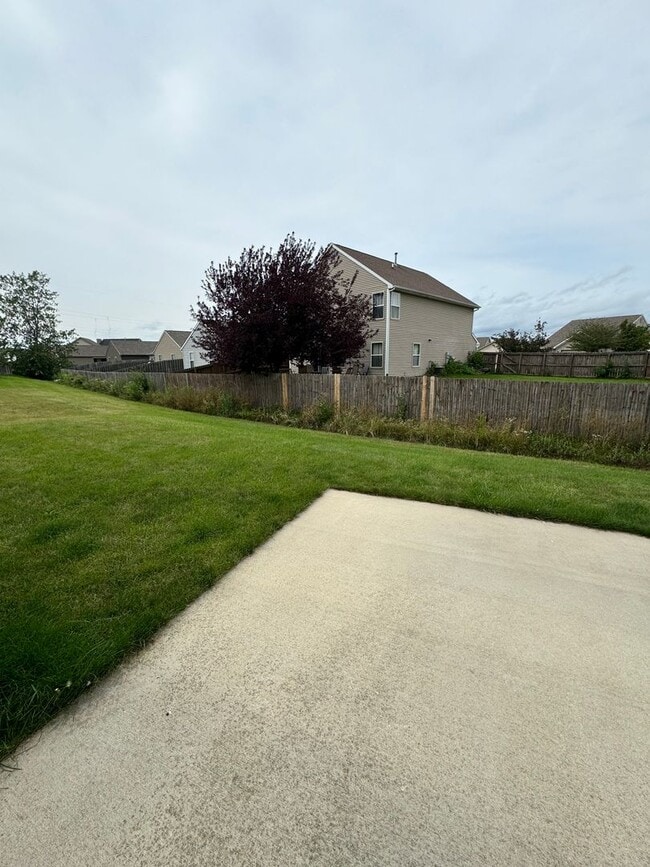 Building Photo - 3 Bedroom Single Family Home Available in ...