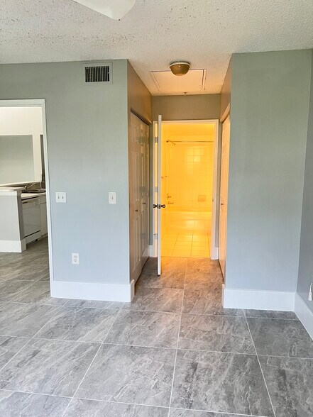 Building Photo - 1220 Wildwood Lakes Blvd