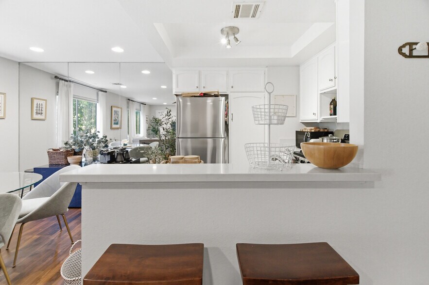 Building Photo - 839 S Holt Ave