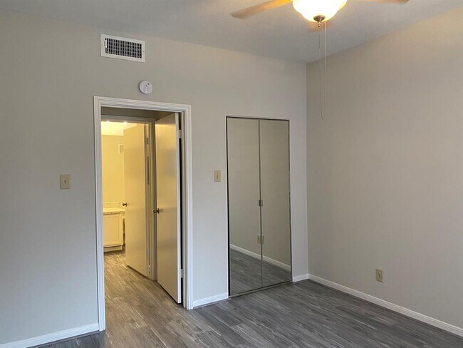 Building Photo - 2121 El Paseo St
