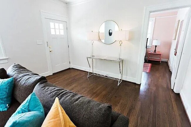 Building Photo - Spacious and homey home in the heart of Ro...