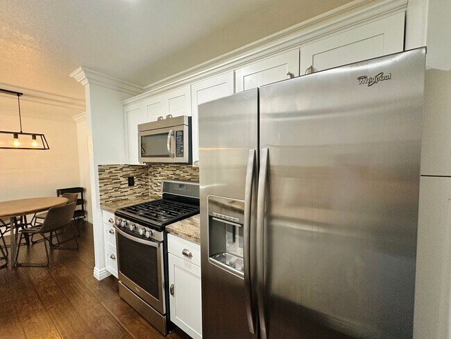 Building Photo - Beautiful 2 bed 2 bath condo in guard gated Residence at Canyon Gate community! Home features bea...