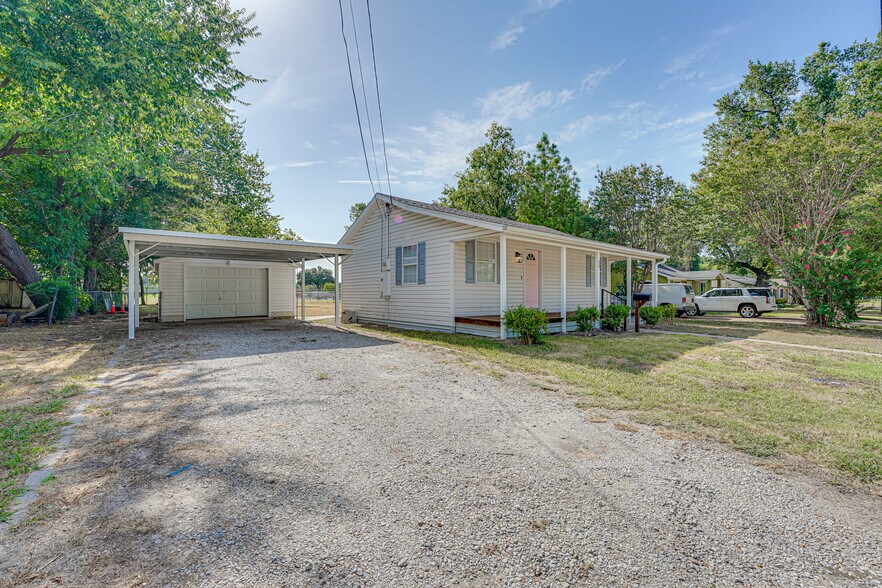 Building Photo - 830 Carver St