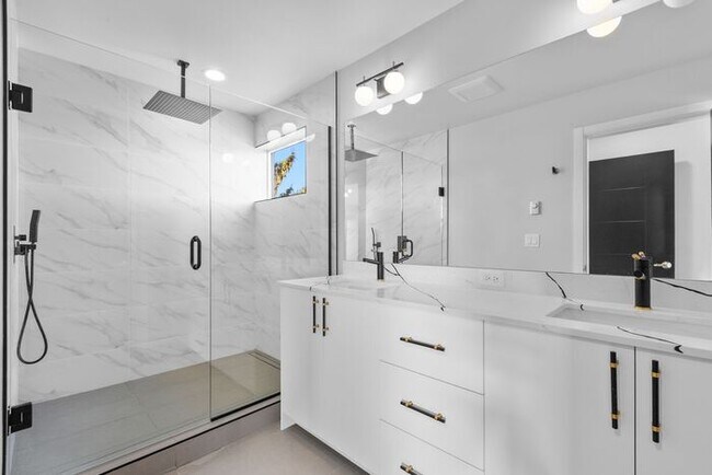 Building Photo - Newly Built Air-Conditioned Luxury Townhome in Highly Desired Admiral