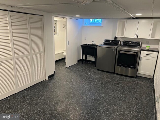 Building Photo - 136 Davis St