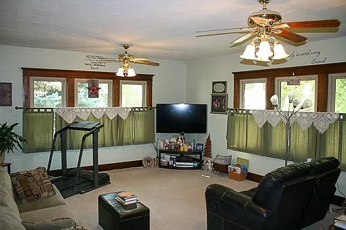 Building Photo - 300 E 5th St