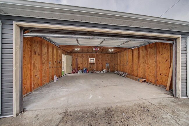 Building Photo - 1511 N Linder Ave