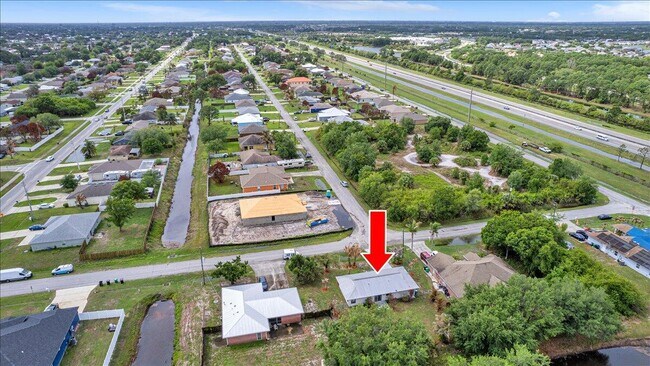 Building Photo - 841 NW Riverside Dr