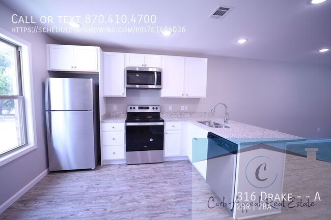 Building Photo - November move in special $800!!  Beautiful...