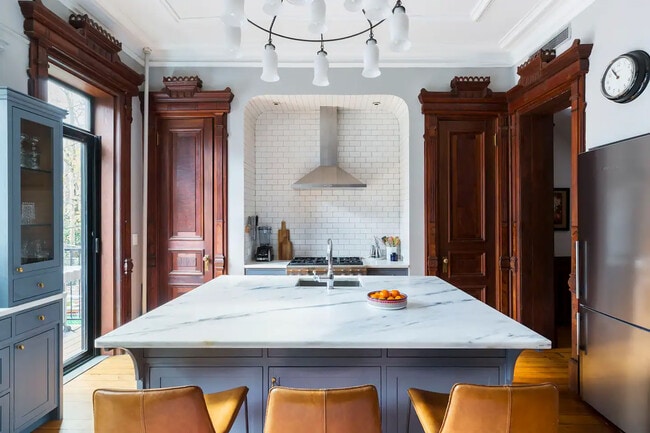Kitchen island - 140 Halsey St