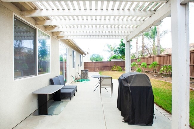 Building Photo - Spacious 4 Bedroom, 2 Bath Furnished Famil...
