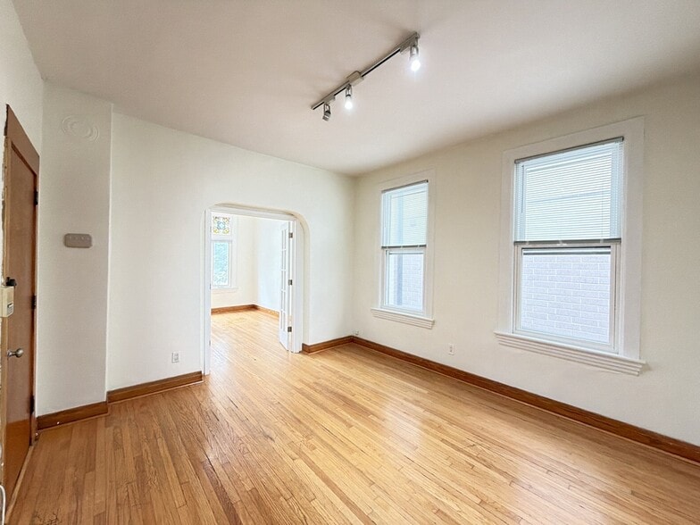 Building Photo - 1531 W Barry Ave