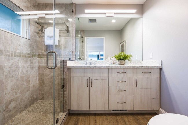 Building Photo - Luxurious Short Term Lease in Atherton: Ov...
