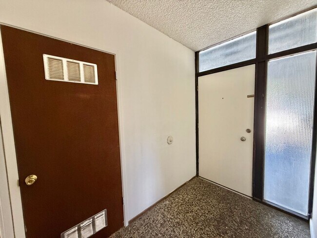 Building Photo - Charming 2-bedroom, 1-bath duplex with a yard