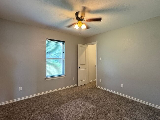 Building Photo - 205 Meadow Ln