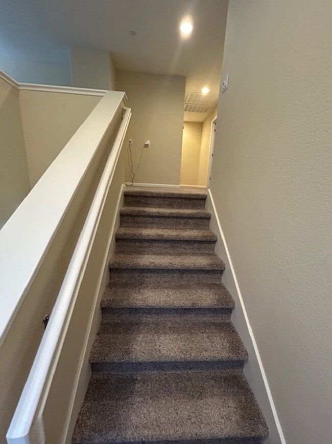 Building Photo - 4 bedroom 3 bathroom in Hanford!