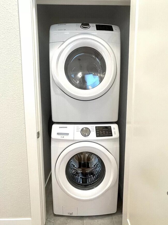 Building Photo - 2 BD/2 1/2Bath in Denver's Modern Townhome...