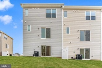 Building Photo - 523 Abigail Ave