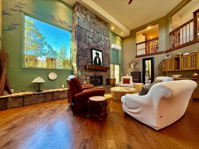 Building Photo - Historic Manitou Springs Home for Rent – M...