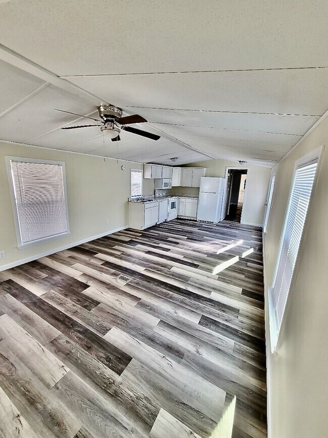 Building Photo - Recently Renovated 2 Bedroom / 2 bathroom ...