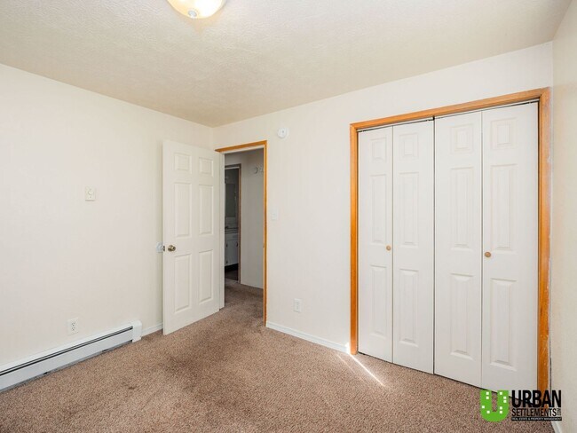 Building Photo - Spacious 2bed/1bath duplex