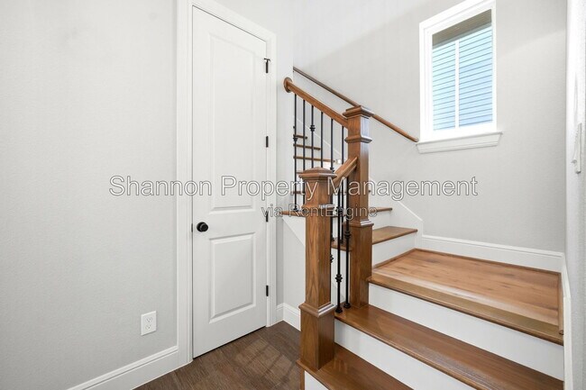 Building Photo - 1204 W 16th St