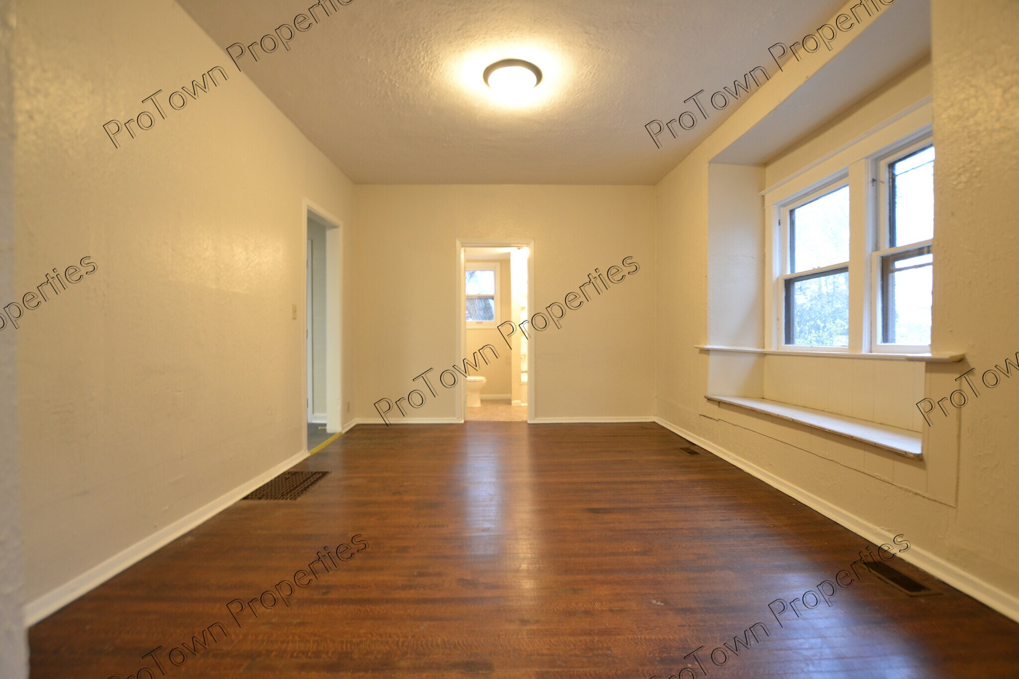 Building Photo - 724 E Washington St