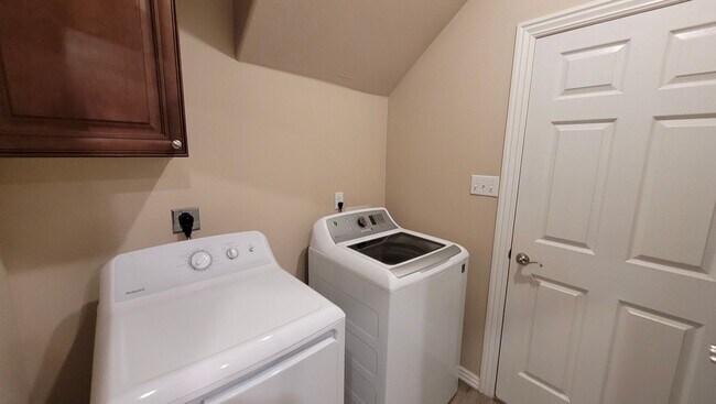 Building Photo - Spacious Townhouse located in Chaffee Cros...