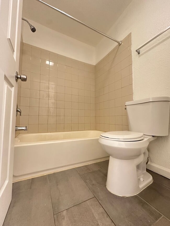 Building Photo - Spacious 3BR/2.5BA updated 2-story townhou...