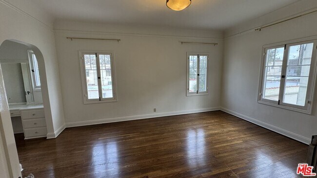 Building Photo - 326 1/2 N Sycamore Ave