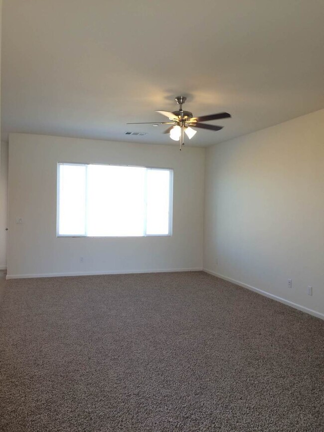 Building Photo - BEAUTIFUL  4+2 - $2550+$2550 Deposit - 93313