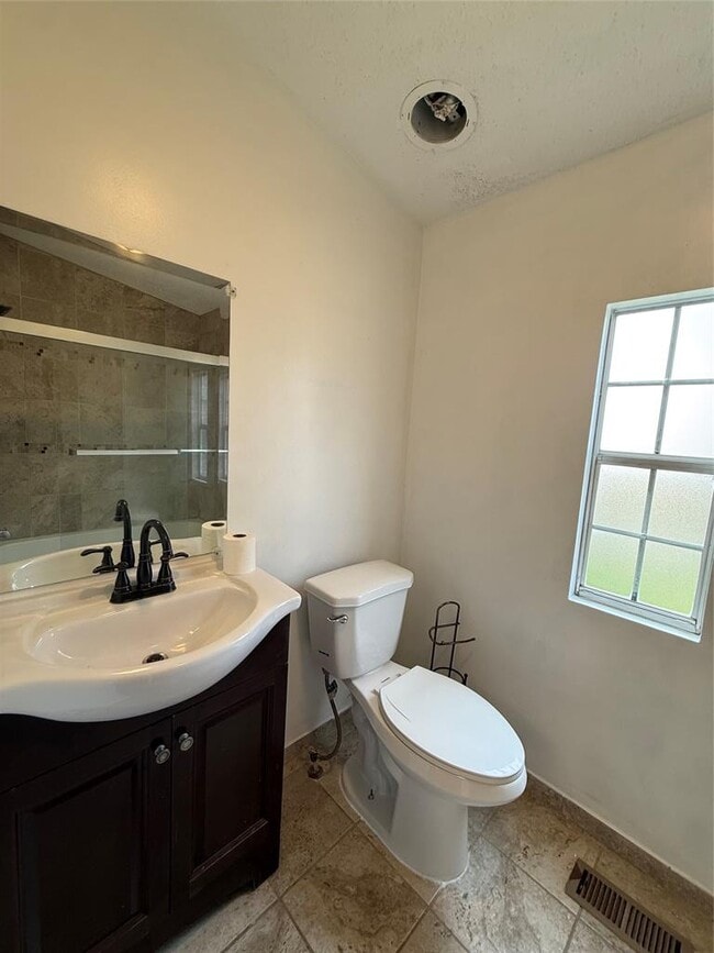 Building Photo - 7200 Fm 487