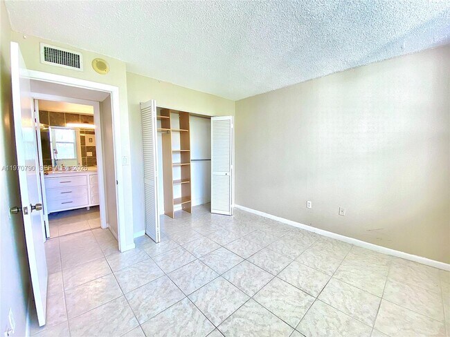 Building Photo - 1300 NE Miami Gardens Dr