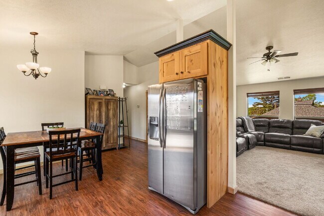 Building Photo - Spacious 3-Bed, 2-Bath Upper-Level Duplex