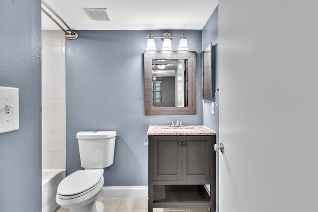 Building Photo - 2803 N Oakland Forest Dr