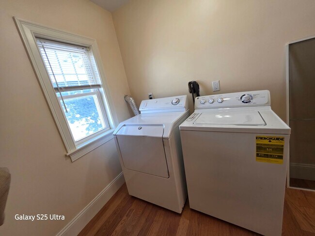 Building Photo - No Brokers Fee. Oak Sq Area of Brighton. Pets Friendly, Laundry, Parking, Eat-in Kitchen,