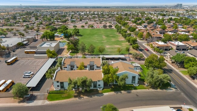 Building Photo - 2 Bed 2 Bath, Updated Apartment