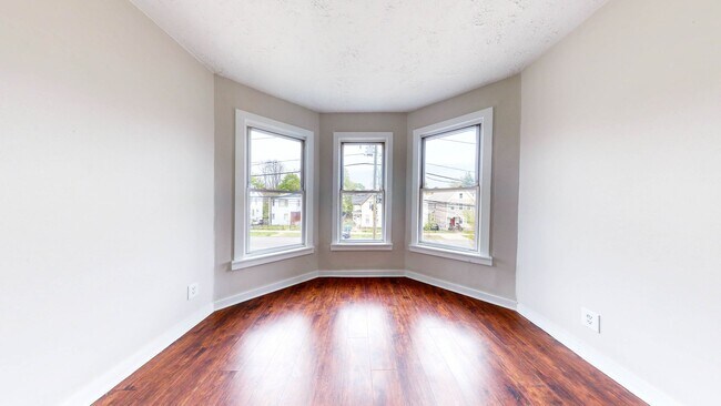 Building Photo - 46-48 Henry St - 2R