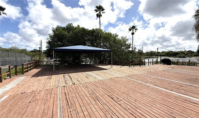 Building Photo - 4174 Inverrary Dr