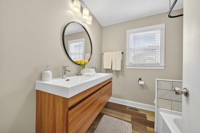 Building Photo - 147 Sunset Dr