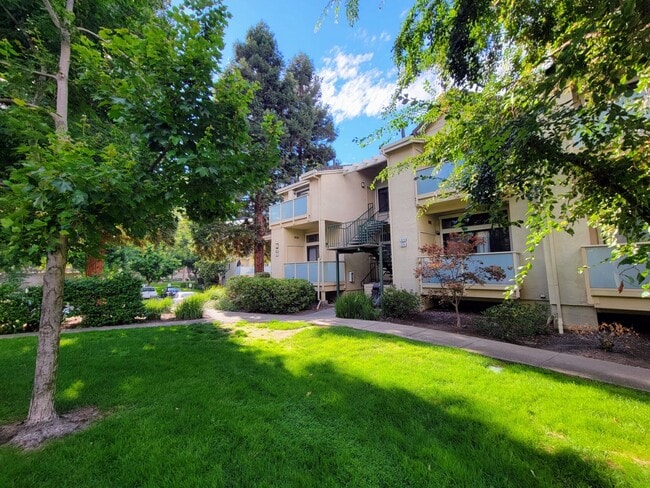 Building Photo - 3076 Fostoria Cir