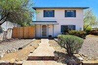 Building Photo - 902 E Elm St