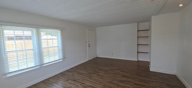 Building Photo - 2 bed 2 baths with large screened patio