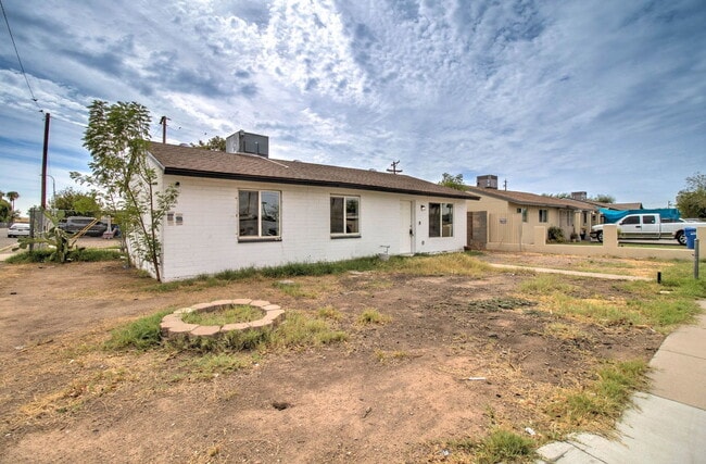 Building Photo - 2539 N 39th Ave
