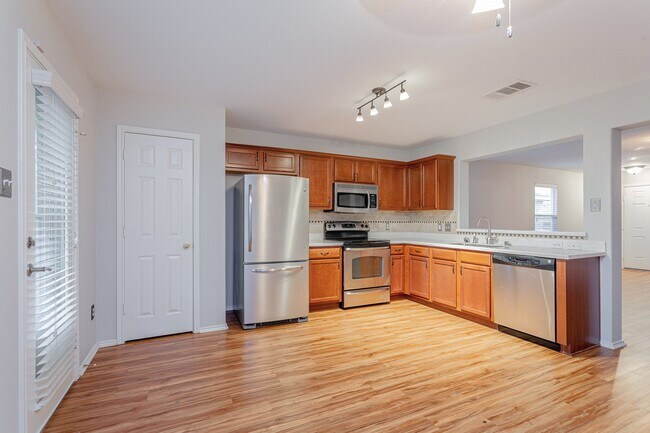 Building Photo - Inviting 4/BR 2/BA Home with Spacious Back...