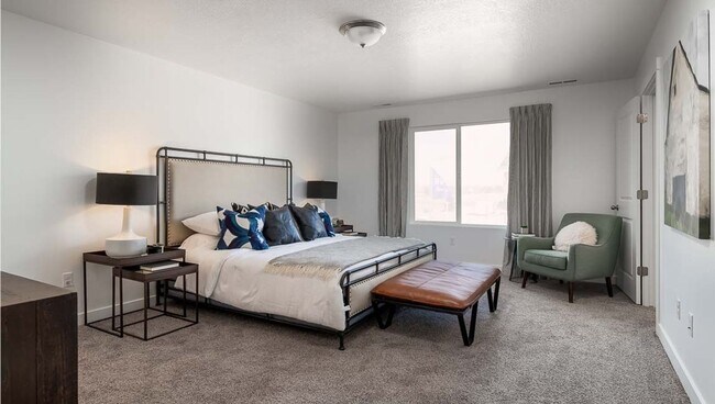 Building Photo - Newer Somersett Court Townhome!!